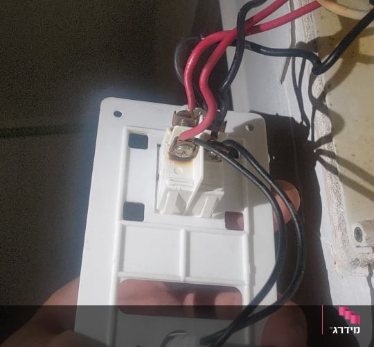 חיבורי חשמל בלוח לבן עם חוטים צבעוניים